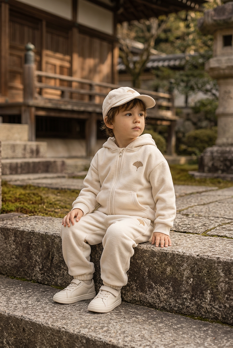 Child wearing the Sporty Minimal junior look