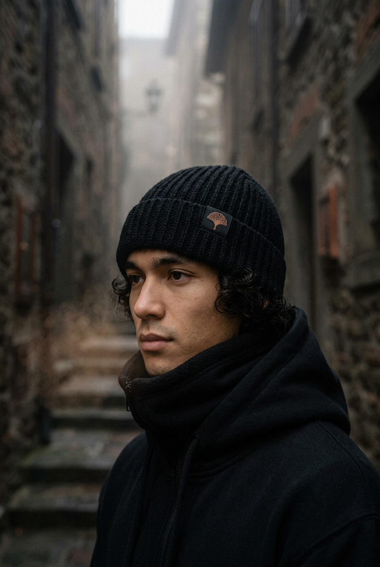 Man wearing the black SANSEN ribbed beanie